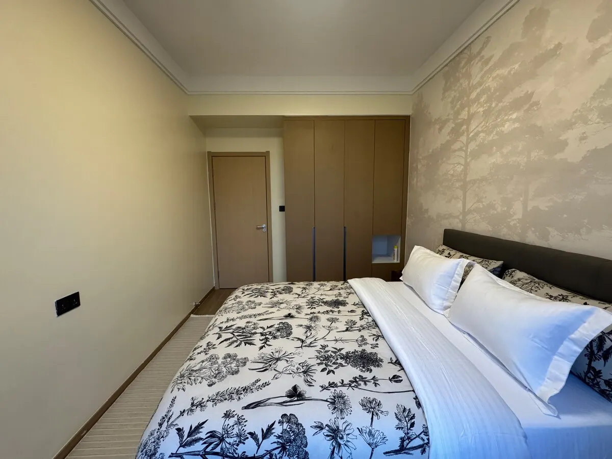 Queen bed with black and white floral bedding